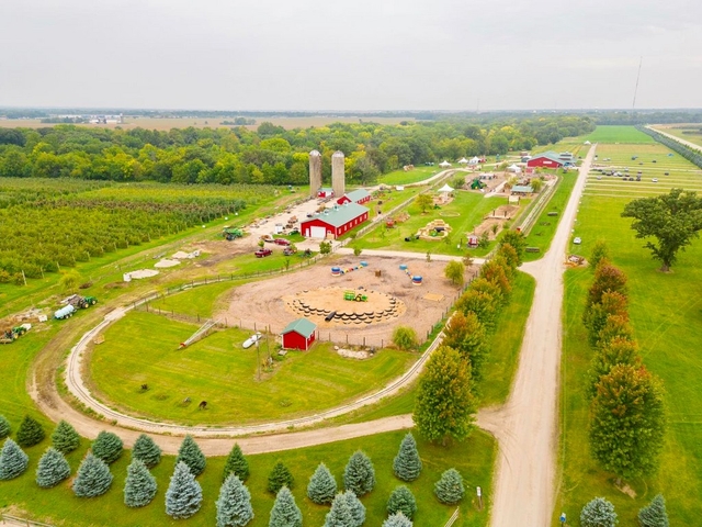 Woody's Orchard & Family Fun Farm Logo